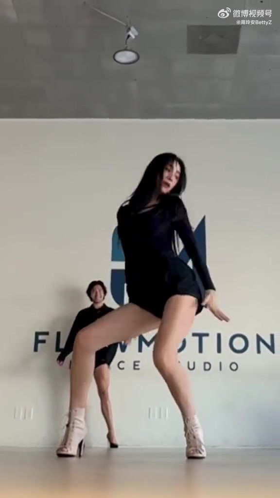 这身材是真好😍周玲安：久违的高跟鞋👠舞~